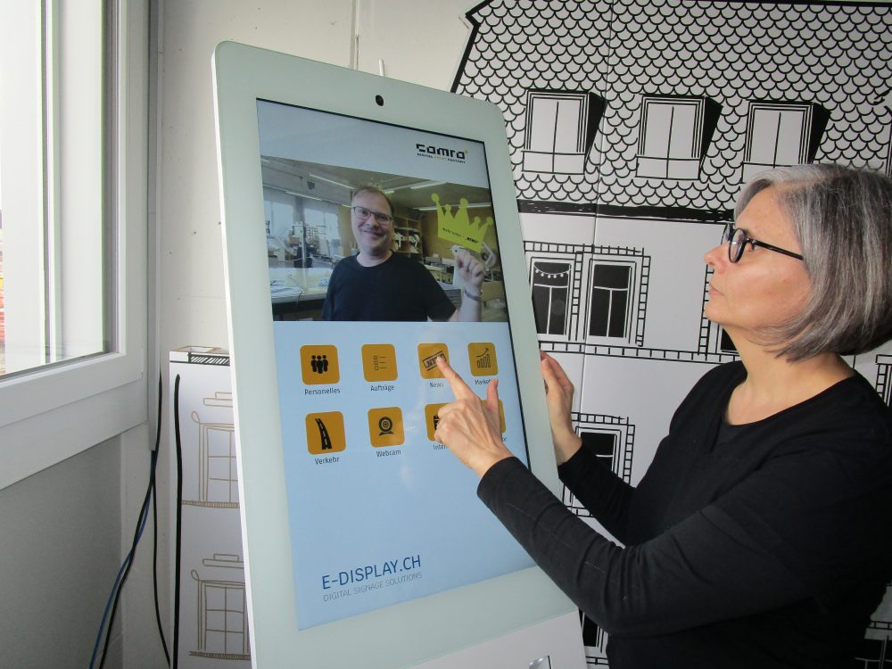 Mitarbeiter Touch-Stele bei E-Display