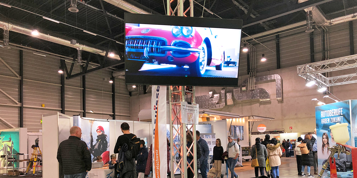 Carrosserie Suisse Messestand mit Monitor von e-display